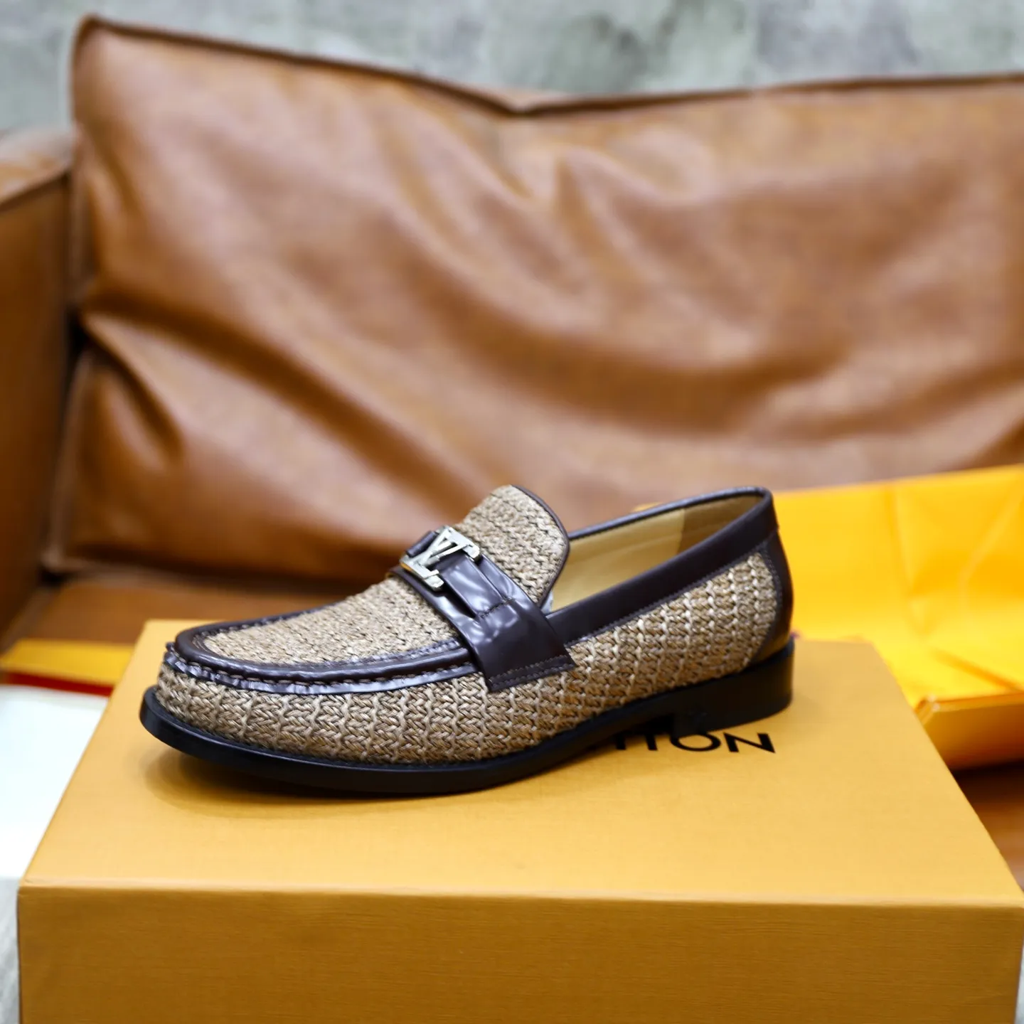 Men's Men's Shoes💰💰920LV Louis Vuitton Slip-on Loafers, top quality products from Guangzhou, ready for sale! This LV Glove loafer is made of selected soft cowhide, with a slightly wrinkled leather surface and a very high-end texture. Each pair is unique. The leather surface is light and soft, with a fine texture and good luster. It is a classic loafer style, with exquisite handmade mark stitching on the toe, and a square toe configuration to highlight the classic style. The horizontal band has hot-printed LV three-dimensional letters, semi-solid handcrafts and a genuine leather outsole, and a rubber patch on the heel to create wear-resistant performance and comfort. One of the must-have loafers for men! Comes with full original packaging! Code number: 38-39-40-41-42-43-44 (38, 45, 46 customized) standard leather shoe code